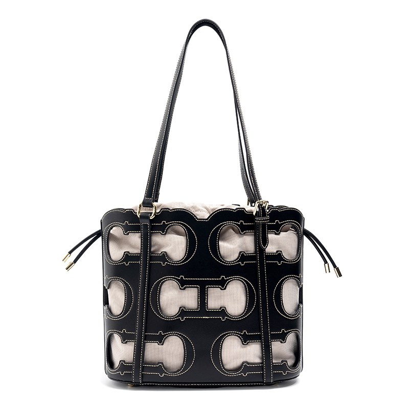 CH Tote Bag Cutout Logo Large  - Luxury Bags Without Logo 评论和价格